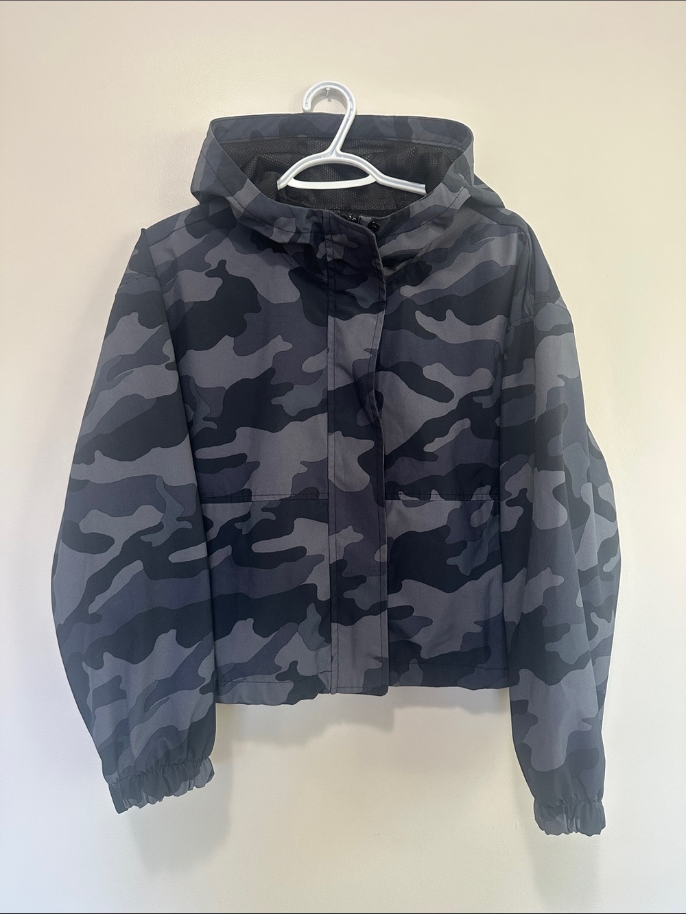 Women’s Cropped Hooded Camo Jacket - Black & Gray